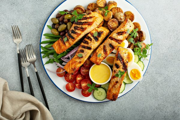 Quels sont les ingrédients pour une salade niçoise classique ?